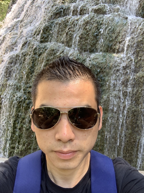 高兴的第二张照片--华安婚介网