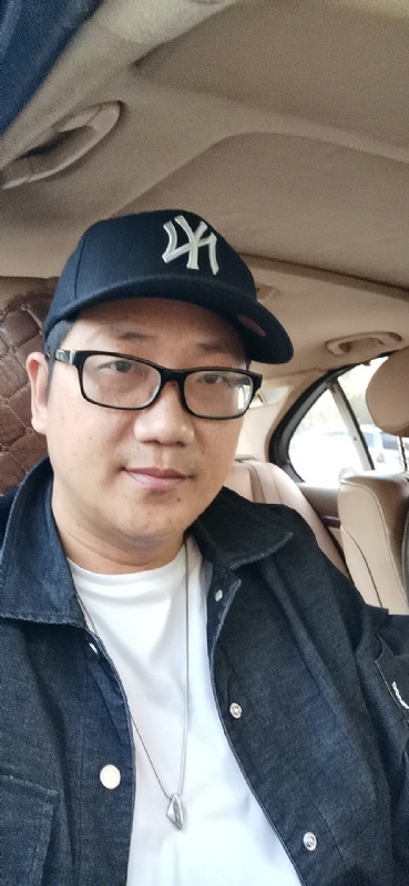 拥抱幸福的第一张照片--华安婚介网